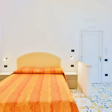 Della Monica 3*